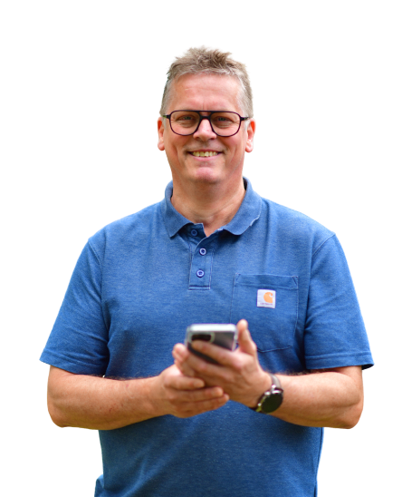 Mand-med-briller-og-mobil-remove2