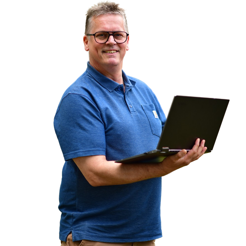 Anders med laptop_web22-removebg